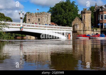 Lendal Bridge mit der Ouse auf Hochwasserniveau. Es ist eine Eisenbrücke mit Details im gotischen Stil, der im viktorianischen England beliebt ist. Stockfoto