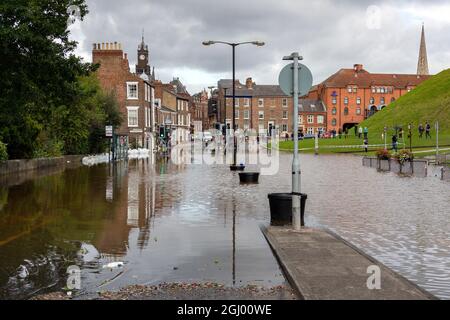 Den Fluss Ouse überschwemmt die Straßen von Central York im Vereinigten Königreich. September 2012. Stockfoto