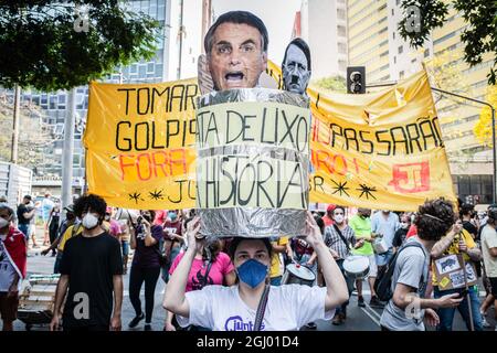 Belo Horizonte, Brasilien. September 2021. Während der Demonstration hält eine Frau einen Mülleimer mit Bolsonaro- und Adolf-Hitler-Bildern in der Trasse.am Unabhängigkeitstag versammelten sich die Unterstützern von Jair Bolsonaro im Praça da Liberdade in Belo Horizonte, der brasilianischen Hauptstadt des Bundesstaates Minas Gerais. Brasilianer gingen auf die Straße, als sie an ihren Unabhängigkeitstag gedenken, um sowohl Unterstützung als auch Ablehnung für Jair Bolsonaros Regierung zu zeigen. Kredit: SOPA Images Limited/Alamy Live Nachrichten Stockfoto