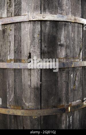 Detail des alten Fasses zum Transport von alkoholischer Flüssigkeit, Eichenholz Stockfoto