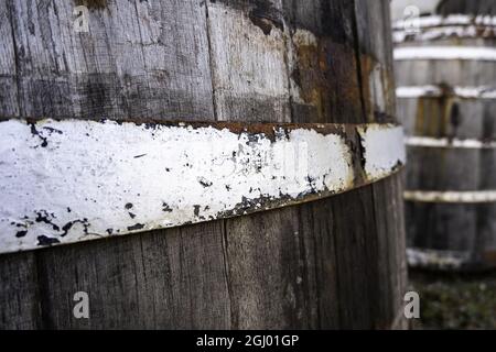 Detail des alten Fasses zum Transport von alkoholischer Flüssigkeit, Eichenholz Stockfoto