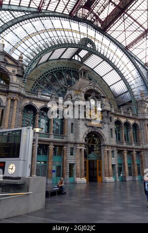 Antwerpen, Belgien - 17. Juni 2013: Uhr auf der oberen Ebene des Antwerpener Hauptbahnhofs Centraal an einem Sommertag. Stockfoto