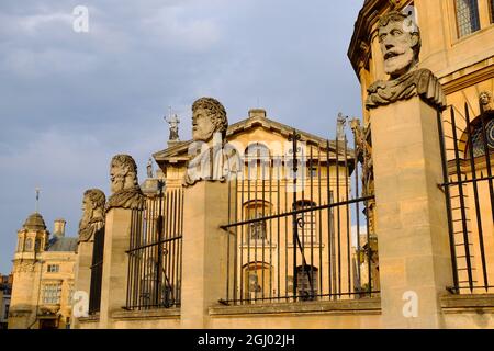 Leiter der Kaiser, Sheldonian Theatre und Clarendon Building kurz vor Sonnenuntergang an der University of Oxford, Oxfordshire, England Stockfoto