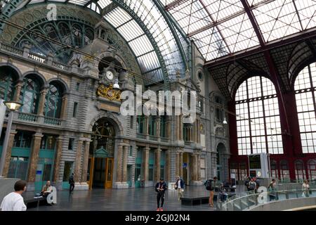 Antwerpen, Belgien - 17. Juni 2013: Uhr auf der oberen Ebene des Antwerpener Hauptbahnhofs Centraal an einem Sommertag. Stockfoto