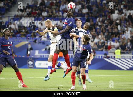 Kurt Zouma aus Frankreich zwischen Paulus Arajuuri, Leo Vaisanen aus Finnland, Adrien Rabiot aus Frankreich während der FIFA Fußball-Weltmeisterschaft Katar 2022, Qualifikatoren, Gruppe-D-Fußballspiel zwischen Frankreich und Finnland am 7. September 2021 im Groupama-Stadion in Decines-Charpieu bei Lyon, Frankreich Stockfoto