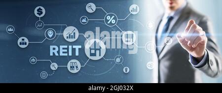 REIT. Immobilieninvestition Vertrauen. Finanzmarkt. Drücken Sie die Taste auf dem Bildschirm von Hand. Stockfoto