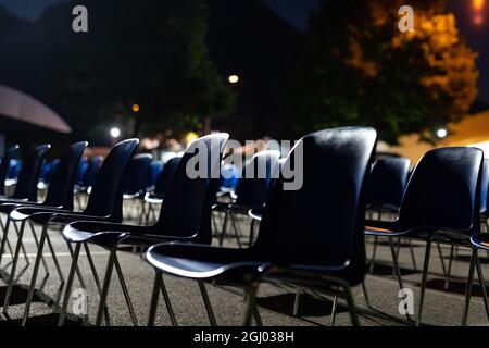 Verwüstende Reihen leerer Sitze, an einem Ort, der häufig für Outdoor-Auftritte genutzt wird, nun aufgegeben und auf das Ende der Pandemie wartet, mit dem Risiko Stockfoto