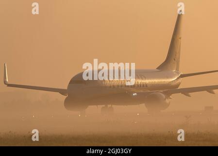 London Southend Airport, Essex, Großbritannien. September 2021. Am frühen Morgen 06:55 Ryanair Abfahrt nach Alicante und 07:15 nach Palma de Mallorca (im Bild) haben sich als die Sonne aufgeht für einen weiteren prognostizierten warmen und sonnigen Tag in Southend on Sea, mit einer dicken Schicht von Morgennebel auf dem Boden. Die irische Fluggesellschaft hat nach den COVID 19-Sperrungen weiterhin ein vielbeschäftigter Flugplan von Flügen ab dem Londoner Flughafen Southend fortgesetzt, hat jedoch angekündigt, dass sie ihre Basis dort Ende Oktober schließen wird Stockfoto