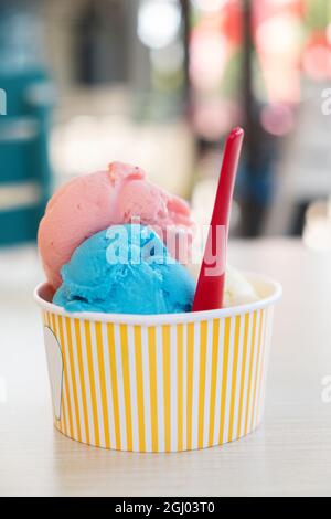 Kugeln, wenn Eis in Papierbecher. Erfrischender Snack an einem heißen Tag Urlaubskonzept. Selektiver Fokus. Vertikales Foto – Bild Stockfoto