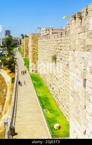 Jerusalem, Israel - 30. August 2021: Szene der Old City Walls Park Promenade, mit Besuchern, in Jerusalem, Israel Stockfoto