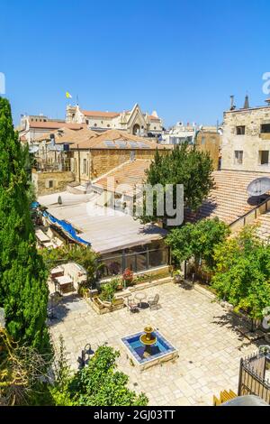 Jerusalem, Israel - 30. August 2021: Blick auf den Hof und andere Gebäude, in der Altstadt von Jerusalem, Israel Stockfoto