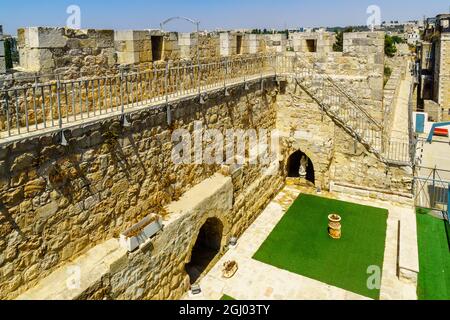 Jerusalem, Israel - 30. August 2021: Blick auf Höfe und Gebäude innerhalb der alten Stadtmauer, in Jerusalem, Israel Stockfoto