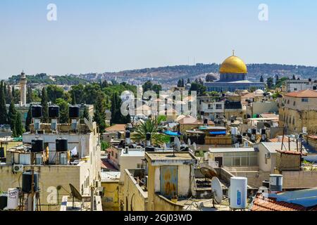 Jerusalem, Israel - 30. August 2021: Blick von der Dachterrasse auf die Altstadt mit dem Felsendom in Jerusalem, Israel Stockfoto