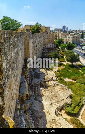 Jerusalem, Israel - 30. August 2021: Blick auf die Old City Walls Park Promenade, mit Fußgängern, in Jerusalem, Israel Stockfoto