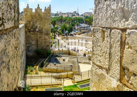 Jerusalem, Israel - 30. August 2021: Blick von der alten Stadtmauer auf das Damaskus-Tor, mit Fußgängern, in Jerusalem, Israel Stockfoto