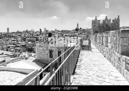 Jerusalem, Israel - 30. August 2021: Blick auf die Dächer der alten Stadt und die Wälle gehen, über die Mauern, in Jerusalem, Israel Stockfoto