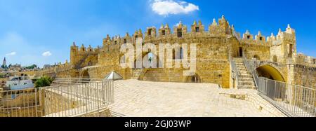 Jerusalem, Israel - 30. August 2021: Panoramablick auf die obere Plattform des Damaskus-Tores, in der Altstadt, Jerusalem, Israel Stockfoto