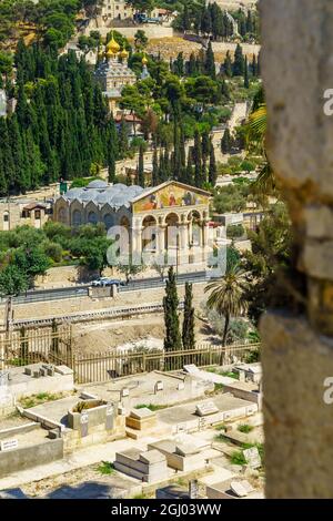 Jerusalem, Israel - 30. August 2021: Blick von der alten Stadtmauer auf den Ölberg, die Kirche aller Völker und die Kirche Maria Magdalena, Stockfoto