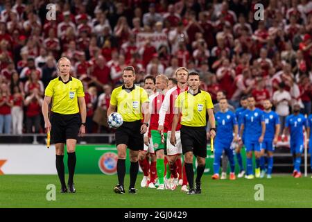 Kopenhagen, Dänemark. September 2021. Schiedsrichter Tobias Stieler und die Linesmen treten im Kopenhagener Park in das Feld für die UEFA-WM-Qualifikation zwischen Dänemark und Israel ein. (Foto: Gonzales Photo/Alamy Live News Stockfoto