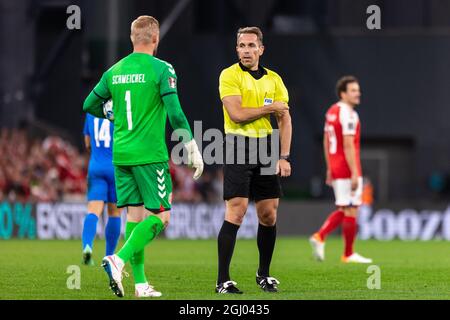 Kopenhagen, Dänemark. September 2021. Schiedsrichter Tobias Stieler wurde während der UEFA-WM-Qualifikation zwischen Dänemark und Israel in Parken in Kopenhagen gesehen. (Foto: Gonzales Photo/Alamy Live News Stockfoto