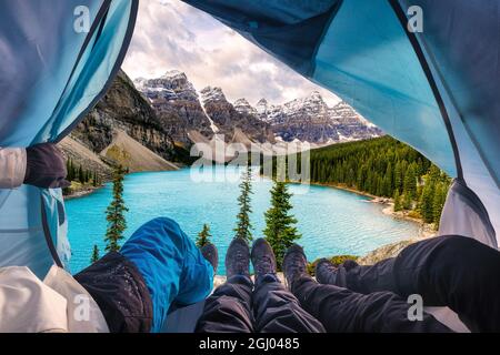 Gruppe von Bergsteiger, die sich ausruhen und den Blick auf den Moraine Lake im Banff National Park, Kanada, genießen Stockfoto