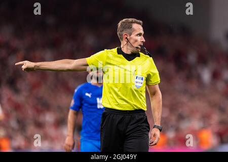 Kopenhagen, Dänemark. September 2021. Schiedsrichter Tobias Stieler wurde während der UEFA-WM-Qualifikation zwischen Dänemark und Israel in Parken in Kopenhagen gesehen. (Foto: Gonzales Photo/Alamy Live News Stockfoto