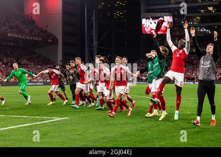 Kopenhagen, Dänemark. September 2021. Die Spieler Dänemarks feiern den Sieg 5-0 mit den Fans nach der UEFA-WM-Qualifikation zwischen Dänemark und Israel in Parken in Kopenhagen. (Bildnachweis: Gonzales Photo - Dejan Obretkovic). Stockfoto