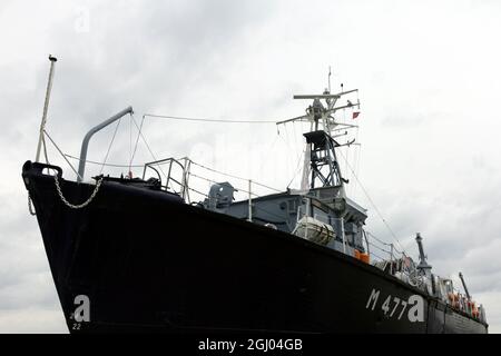 M477 Minesweeper Boot in Antwerpen, Belgien an einem bewölkten Sommertag. Stockfoto