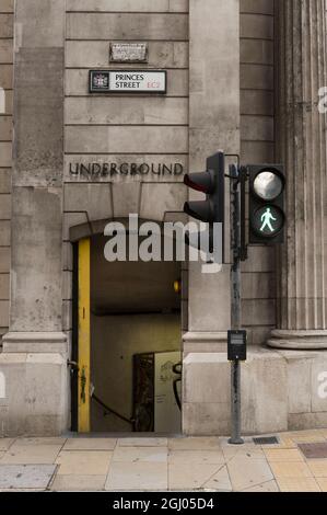 Eingang zur U-Bahn-Station Bank, Princes Street, London, Großbritannien. 27 August 2011 Stockfoto