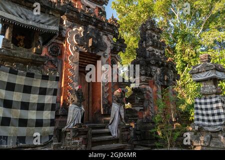 Traditionelle Dekoration am Tor zum hindu-Tempel Stockfoto