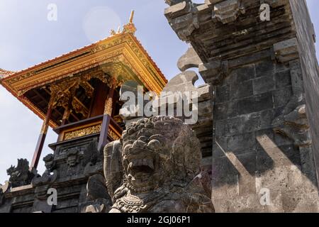 Wächter-Dämon vor dem hindu-Tempel Stockfoto