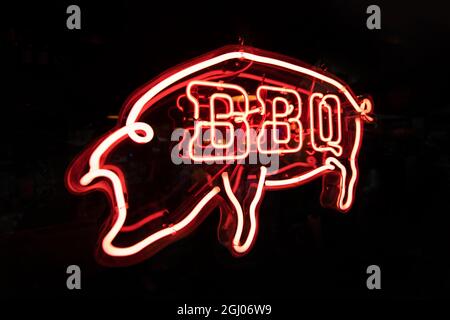 NEON BBQ-SCHILD Stockfoto