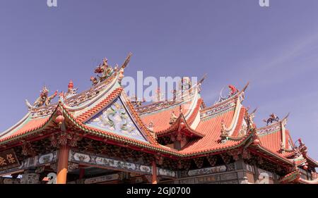 Dekoration auf dem Dach im chinesischen Tempel Stockfoto