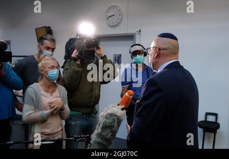 Chemnitz, Deutschland. September 2021. Uwe Dziuballa (r), Chef des jüdischen Restaurants „Schalom“, spricht vor dem Landgericht mit Medienvertretern. Anlass ist ein Prozess gegen einen 30-Jährigen aus Niedersachsen, der angeblich am 27. August 2018 Pflastersteine auf den Gasthof geworfen und den Vermieter verletzt haben soll. Quelle: Sebastian Willnow/dpa-Zentralbild/dpa/Alamy Live News Stockfoto