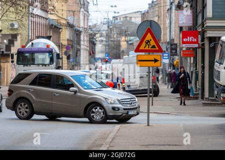 Riga, Lettland - 7. April 2021: Straßenreparaturen an der Kreuzung von Tallinn und Terbatas Straße, eingeschränkter Verkehr, Warnschilder Stockfoto