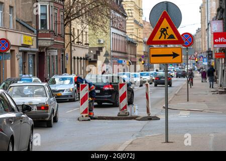 Riga, Lettland - 7. April 2021: Straßenreparaturen an der Kreuzung von Tallinn und Terbatas Straße, eingeschränkter Verkehr, Warnschilder Stockfoto