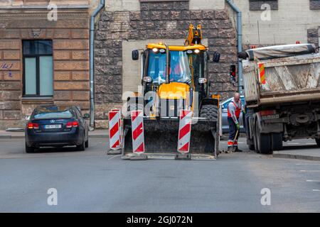 Riga, Lettland - 7. April 2021: Straßenreparaturen an der Kreuzung von Tallinn und Terbatas Straße, eingeschränkter Verkehr, Warnschilder Stockfoto