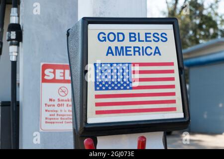 An einer Tankstelle, ein Gott segne Amerika Aufkleber mit American Flag auf dem Waschkübel. In Arlington, Virginia. Stockfoto