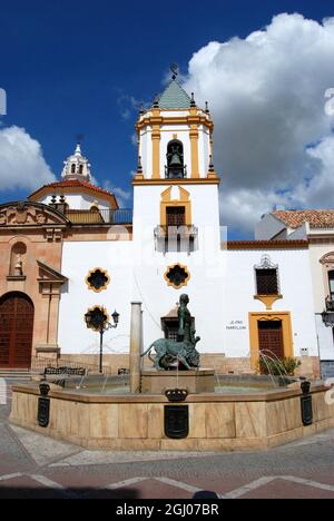 Brunnen mit Herkules, der Löwen mit der Pfarrkirche Socorro auf der Rückseite der Plaza del Socorro, Ronda, Provinz Malaga, Andalusien, Spanien, zähmte Stockfoto