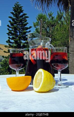 Jug (Jarra) und Gläser frisch zubereiteter spanischer Sangria, Costa del Sol, Provinz Málaga, Andalusien, Spanien, Europa. Stockfoto