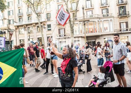 Barcelona, Katalonien, Spanien. September 2021. Der Protestierende wird mit einem Transparent gesehen, auf dem steht, dass die Regierung von Bolsonaro gefährlicher sei als das Virus.am Tag der Unabhängigkeit Brasiliens, dem 7. September, sagte der brasilianische Präsident Jair Bolsonaro, Hat seine Anhänger zu Demonstrationen im ganzen Land geladen und schürt Bedrohungen für die Demokratie und einen möglichen Staatsstreich. Verschiedene Gruppen und politische Parteien im Land haben dagegen reagiert und Demonstrationen gegen den Präsidenten aufgerufen, in Barcelona hat eine Gruppe Brasilianer einen Akt gegen den Präsidenten auf den Ramblas (Cred Stockfoto