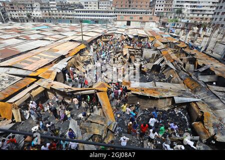 Nicht exklusiv: DHAKA, BANGLADESCH - 6. SEPTEMBER: Personen werden nach dem Feuer gesehen, das gestern Abend auf dem Noor Supermarkt in Keraniganj ausbrach. Bei l Stockfoto