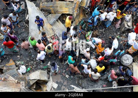 Nicht exklusiv: DHAKA, BANGLADESCH - 6. SEPTEMBER: Personen werden nach dem Feuer gesehen, das gestern Abend auf dem Noor Supermarkt in Keraniganj ausbrach. Bei l Stockfoto