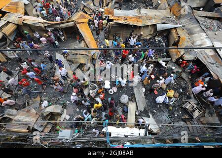 Nicht exklusiv: DHAKA, BANGLADESCH - 6. SEPTEMBER: Personen werden nach dem Feuer gesehen, das gestern Abend auf dem Noor Supermarkt in Keraniganj ausbrach. Bei l Stockfoto