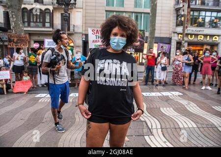 Barcelona, Katalonien, Spanien. September 2021. Der Demonstranten wird in einem Hemd gesehen, in dem steht, dass er aus Bolsonaro aussteigen soll.am Tag der Unabhängigkeit Brasiliens, dem 7. September, hat der Präsident Brasiliens, Jair Bolsonaro, seine Anhänger bei Demonstrationen im ganzen Land zusammengerufen und zu Drohungen gegen die Demokratie und einem möglichen Staatsstreich aufstachelt. Verschiedene Gruppen und politische Parteien im Land haben dagegen reagiert und Demonstrationen gegen den Präsidenten aufgerufen, in Barcelona hat eine Gruppe Brasilianer einen Akt gegen den Präsidenten auf den Ramblas durchgeführt (Foto: © Thiago Prudencio/DAX via Z Stockfoto