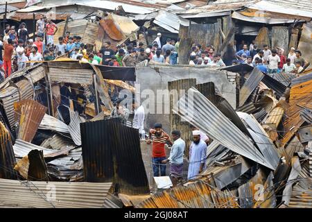 Nicht exklusiv: DHAKA, BANGLADESCH - 6. SEPTEMBER: Personen werden nach dem Feuer gesehen, das gestern Abend auf dem Noor Supermarkt in Keraniganj ausbrach. Bei l Stockfoto