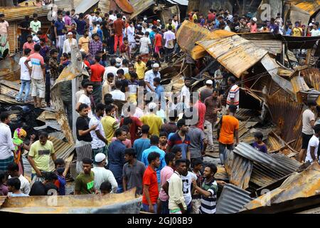 Nicht exklusiv: DHAKA, BANGLADESCH - 6. SEPTEMBER: Personen werden nach dem Feuer gesehen, das gestern Abend auf dem Noor Supermarkt in Keraniganj ausbrach. Bei l Stockfoto