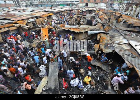 Nicht exklusiv: DHAKA, BANGLADESCH - 6. SEPTEMBER: Personen werden nach dem Feuer gesehen, das gestern Abend auf dem Noor Supermarkt in Keraniganj ausbrach. Bei l Stockfoto