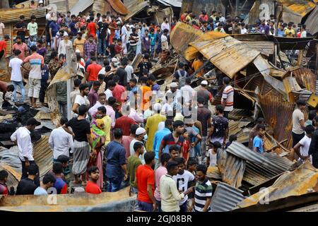 Nicht exklusiv: DHAKA, BANGLADESCH - 6. SEPTEMBER: Personen werden nach dem Feuer gesehen, das gestern Abend auf dem Noor Supermarkt in Keraniganj ausbrach. Bei l Stockfoto