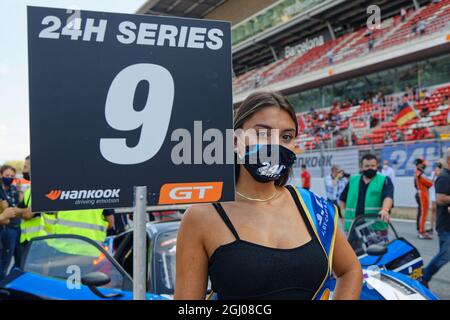 BARCELONA, SPANIEN, 4. September 2021 : Grid-Mädchen in der Startlinie. Die 24h Series sind eine internationale Langstreckenmeisterschaft für GT und Touring Stockfoto